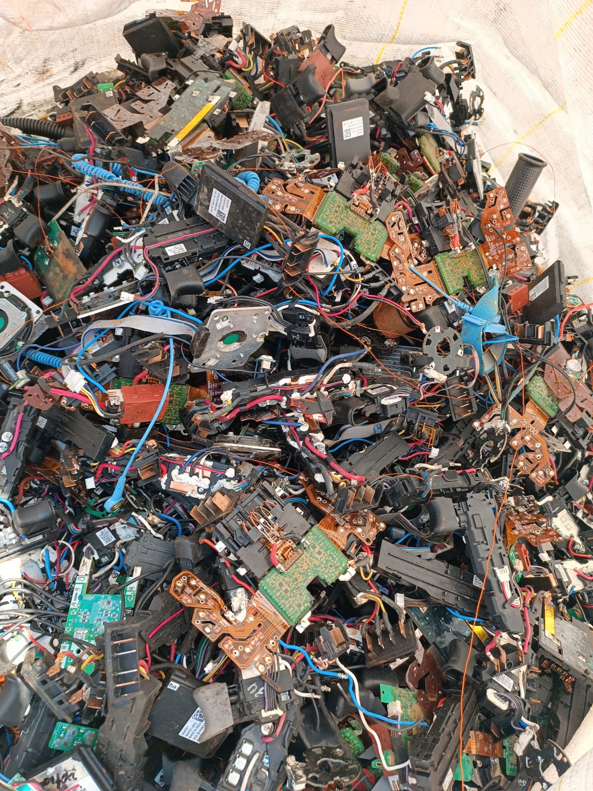 Componentes electrónicos reciclados por 3R Soluciones